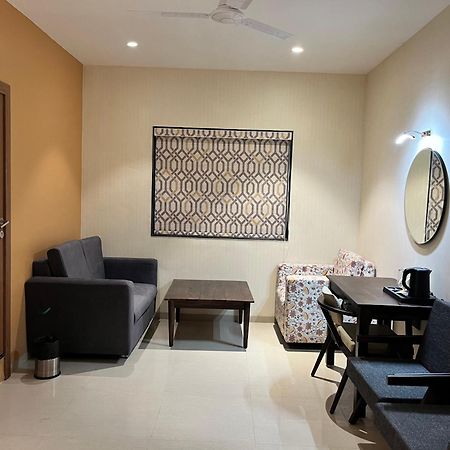 Hotel Avenue Plaza Mundra エクステリア 写真