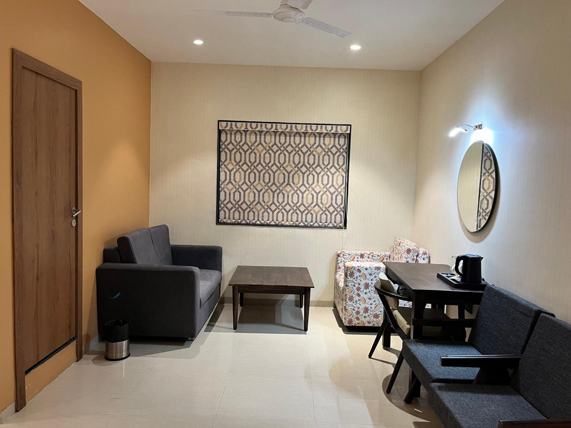 Hotel Avenue Plaza Mundra エクステリア 写真