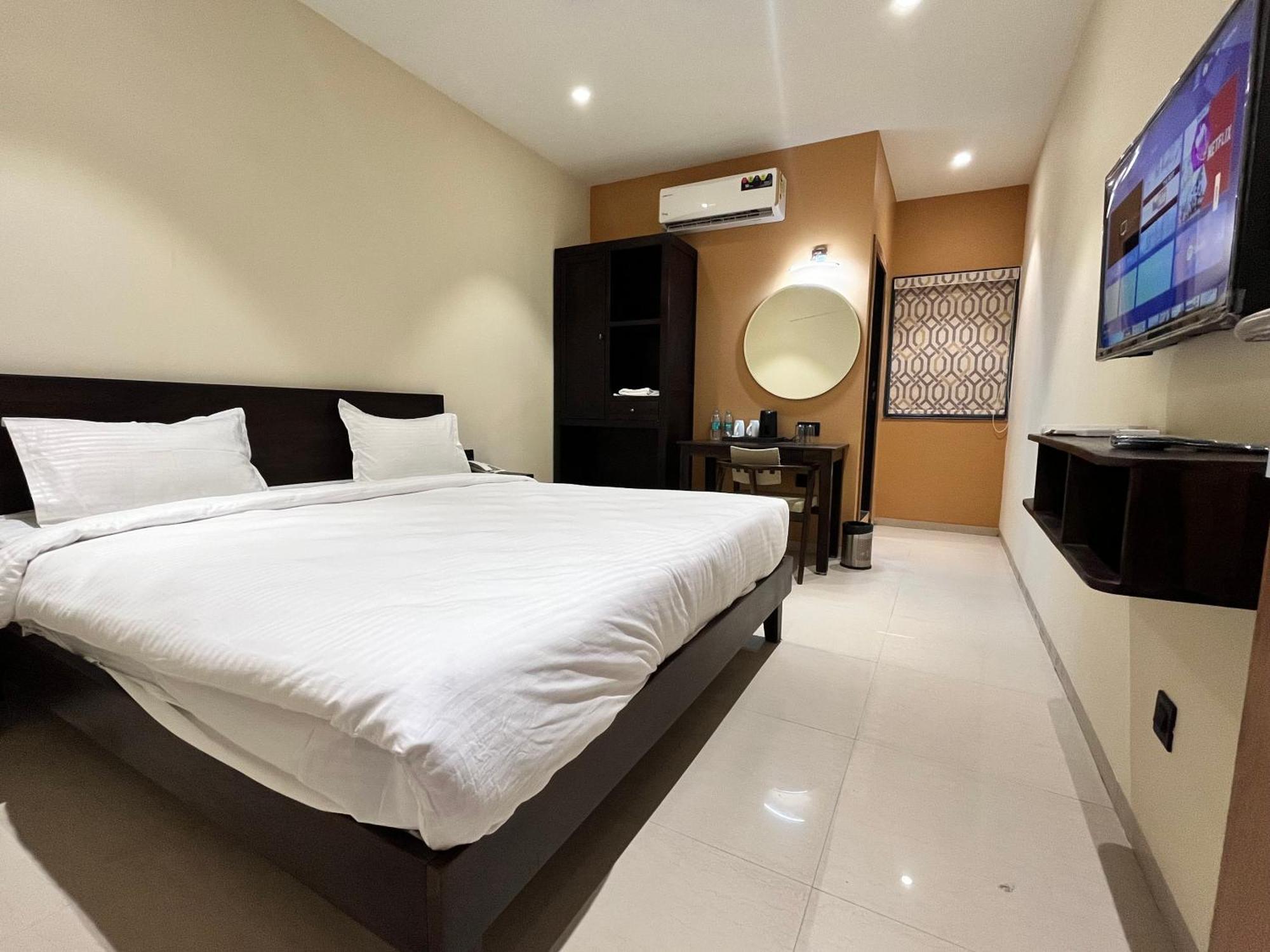 Hotel Avenue Plaza Mundra エクステリア 写真