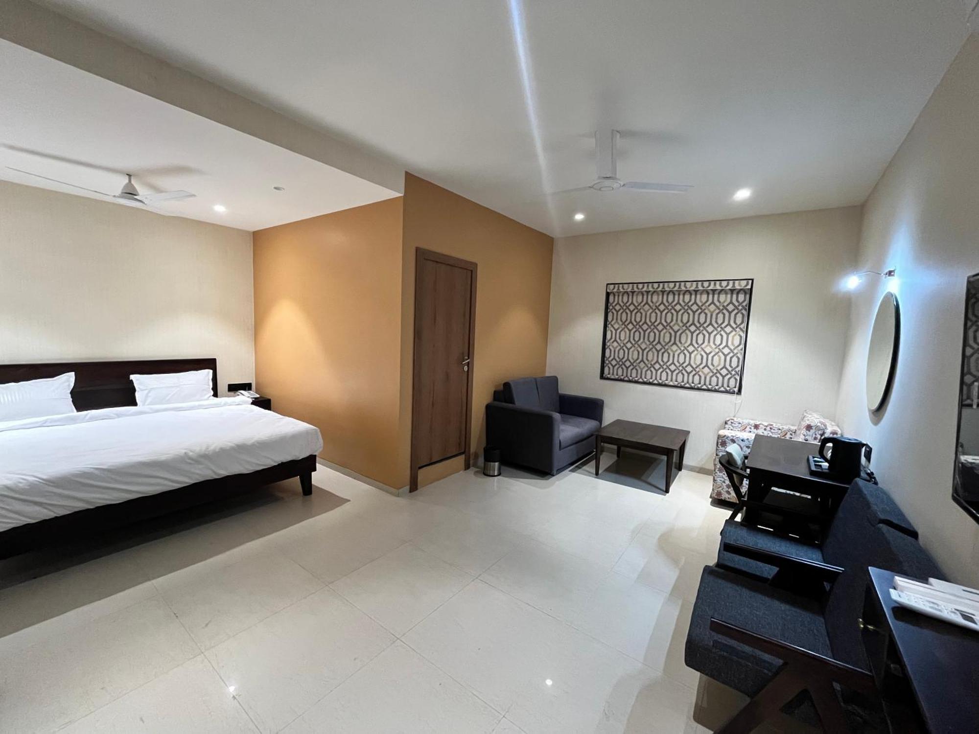 Hotel Avenue Plaza Mundra エクステリア 写真
